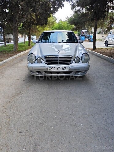 Mercedes E 270-1
