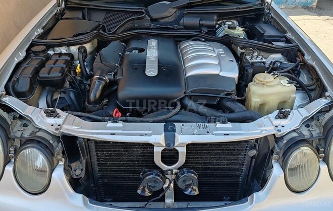 Mercedes E 270-11