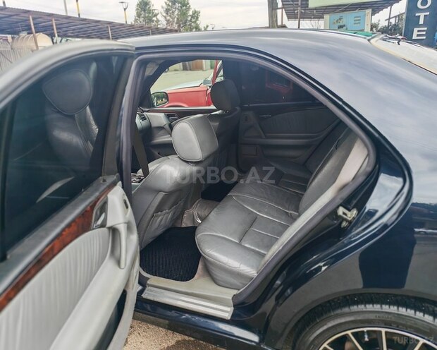 Mercedes E 240-10