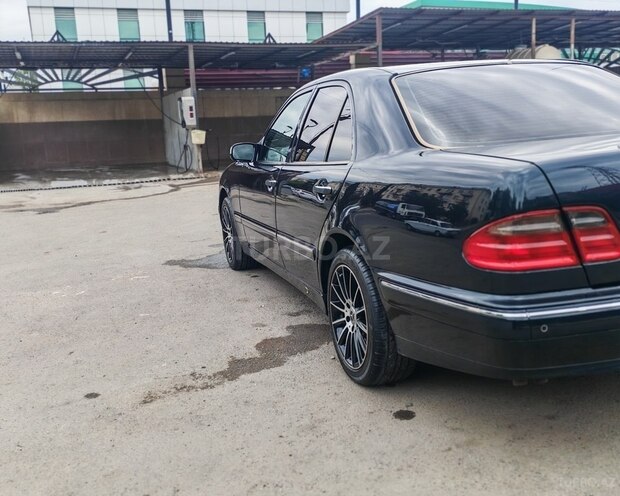 Mercedes E 240-4