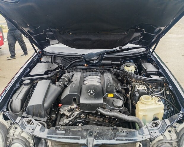 Mercedes E 240-12