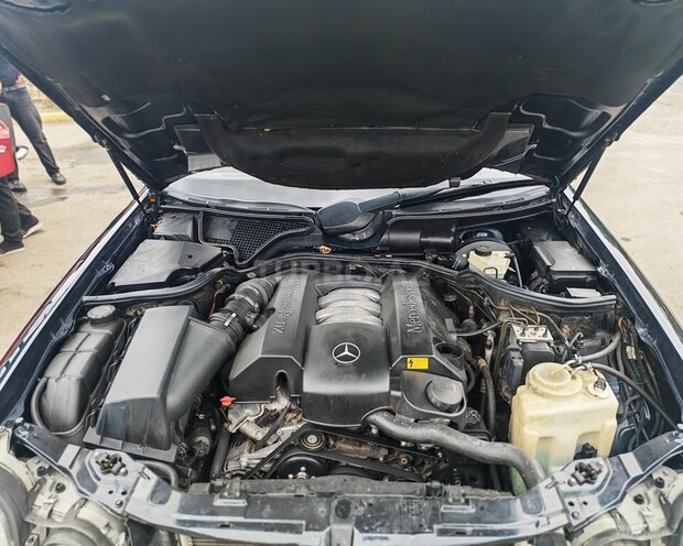 Mercedes E 240-13