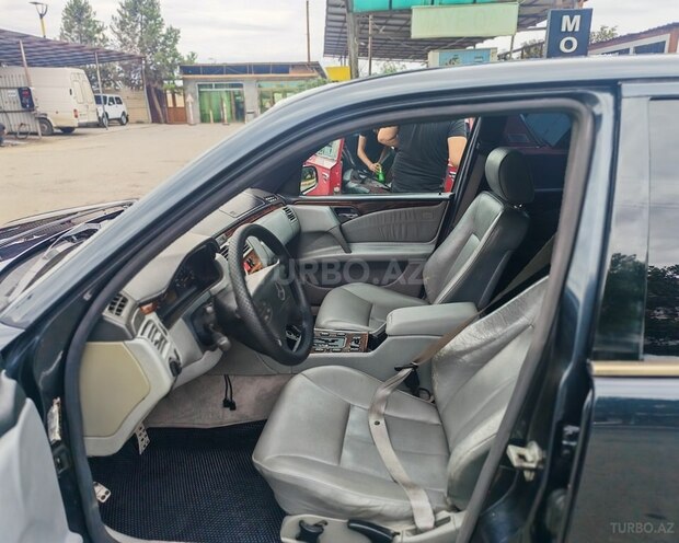 Mercedes E 240-11