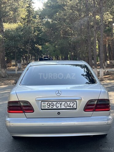 Mercedes E 270-8