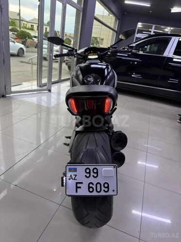 Ducati Diavel-13