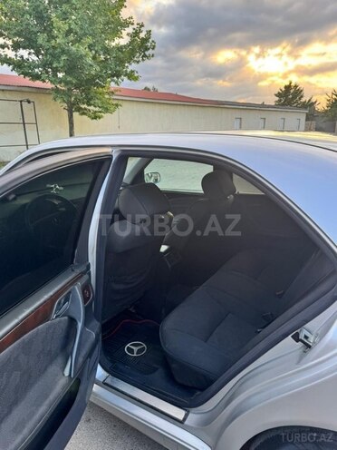 Mercedes E 220-11