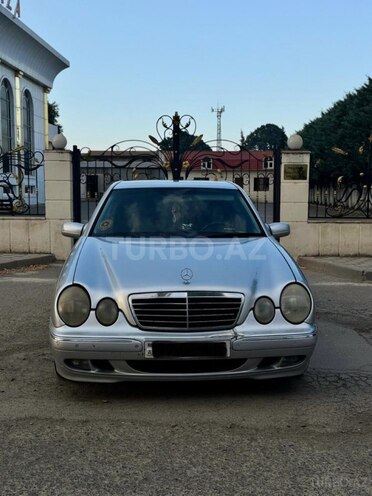 Mercedes E 220-1