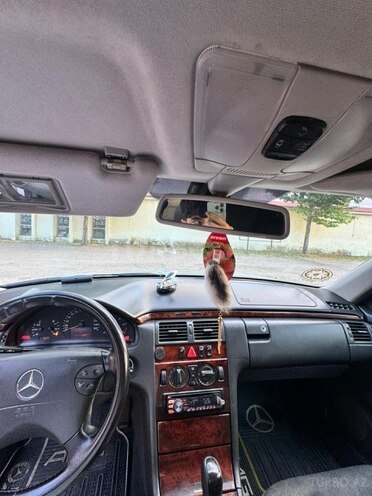 Mercedes E 220-13