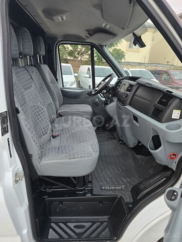 Ford Transit-14