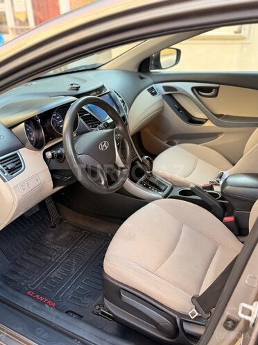 Hyundai Elantra-11