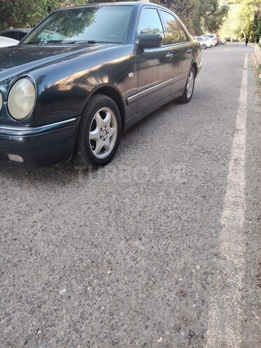 Mercedes E 220-5