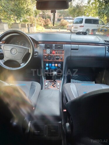 Mercedes E 220-11