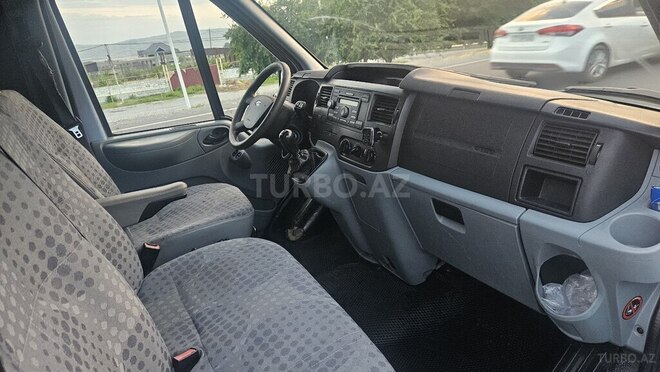Ford Transit-13