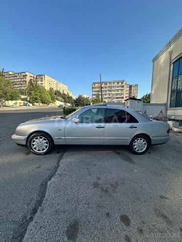 Mercedes E 240-4