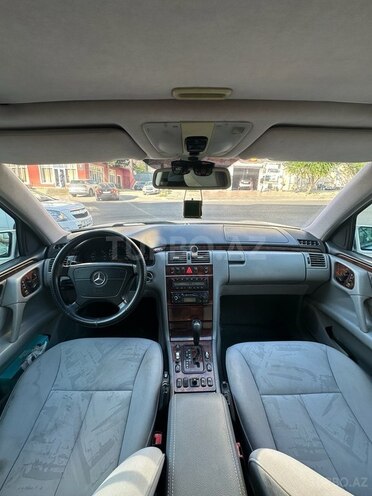 Mercedes E 240-6