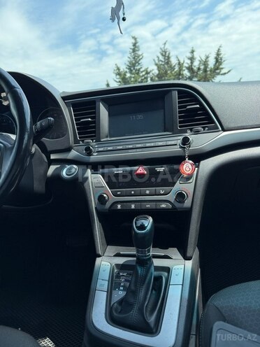Hyundai Elantra-12