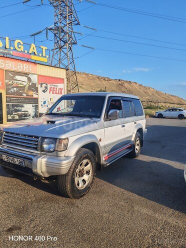 Mitsubishi Pajero-4