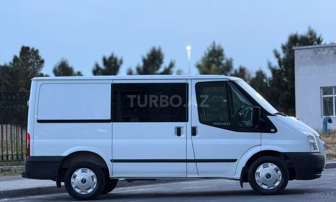 Ford Transit-16