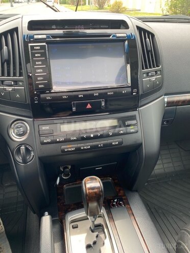 Toyota Land Cruiser-9