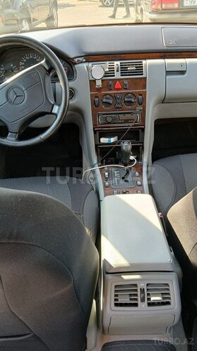Mercedes E 200-5