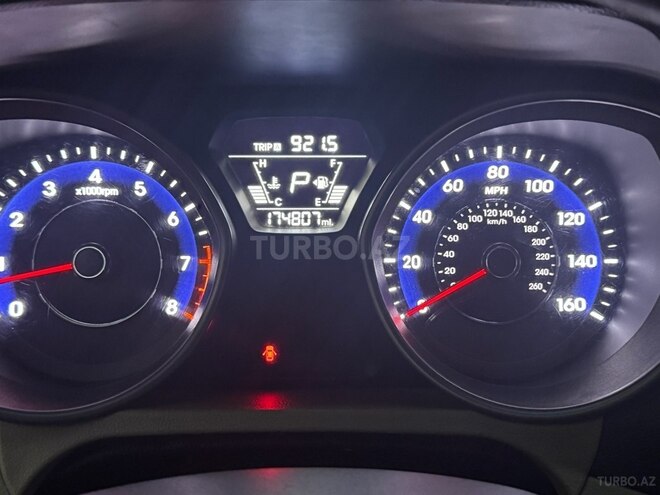 Hyundai Elantra-11