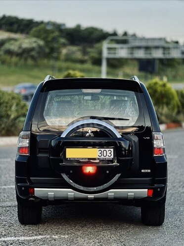 Mitsubishi Pajero-4