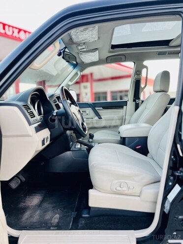 Mitsubishi Pajero-12