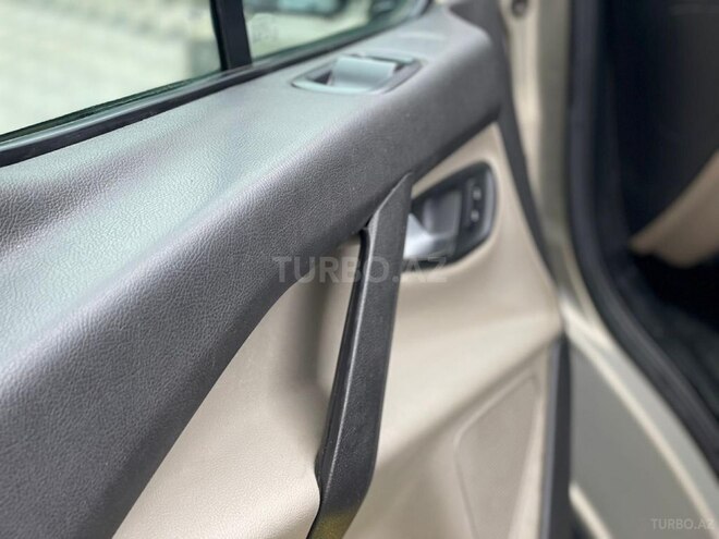 Ford Tourneo Custom-5