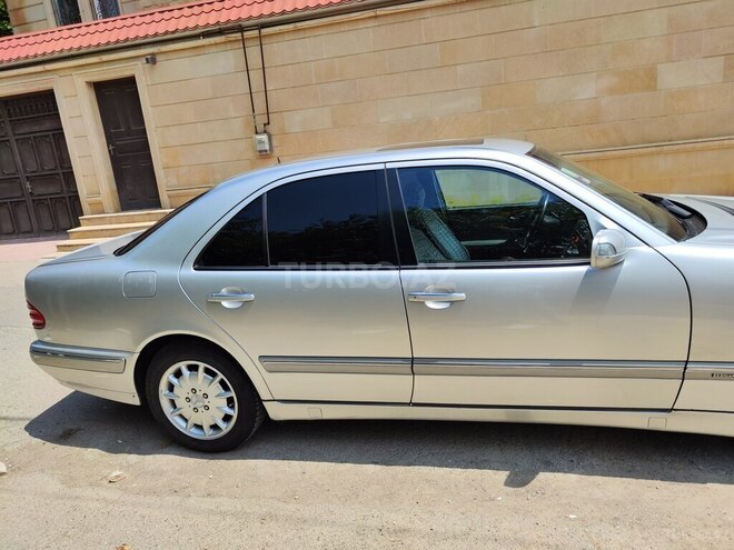 Mercedes E 240-4