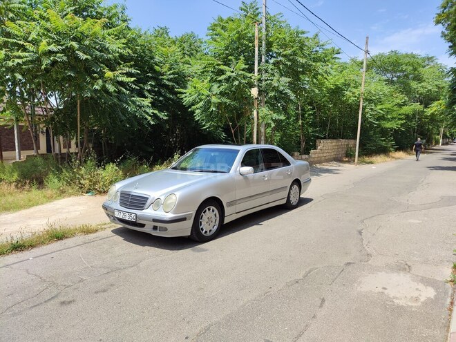 Mercedes E 240-1