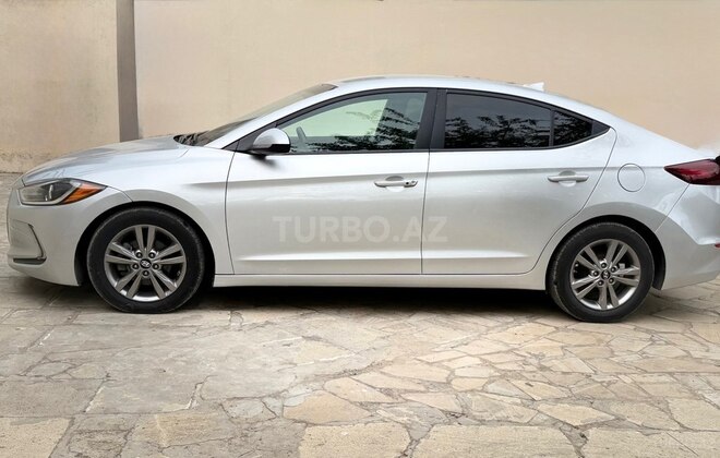 Hyundai Elantra-11