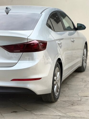 Hyundai Elantra-12