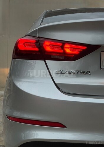 Hyundai Elantra-16