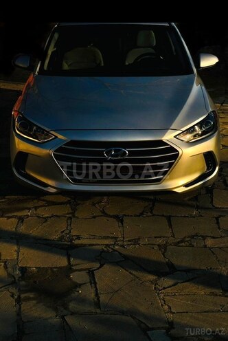 Hyundai Elantra-4