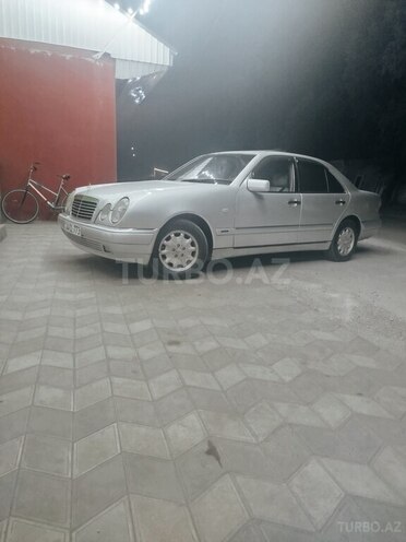 Mercedes E 200-1