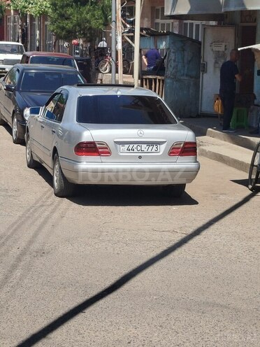 Mercedes E 200-2