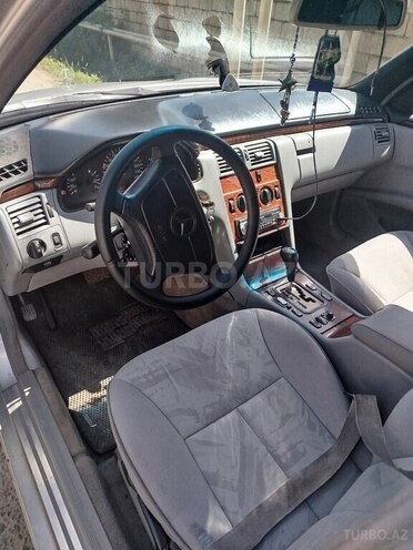 Mercedes E 200-5