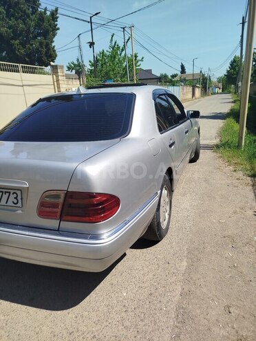 Mercedes E 200-8