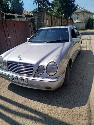 Mercedes E 200-11