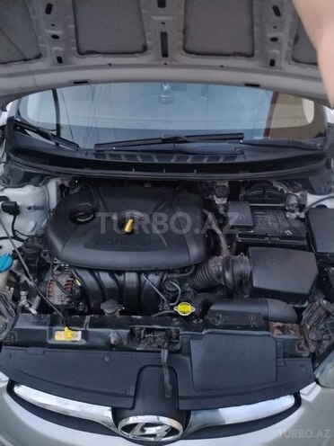 Hyundai Elantra-6