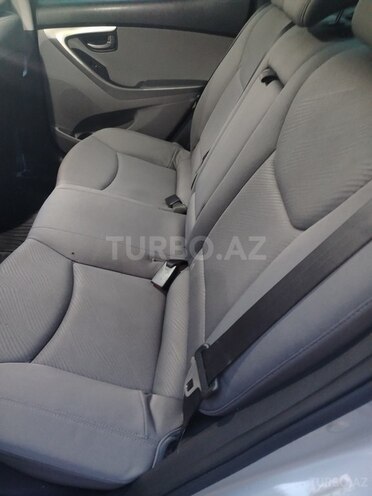 Hyundai Elantra-21