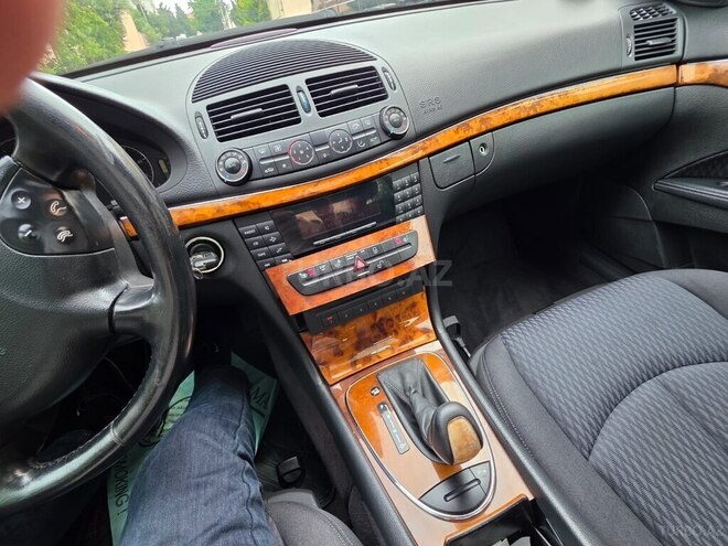 Mercedes E 220-11
