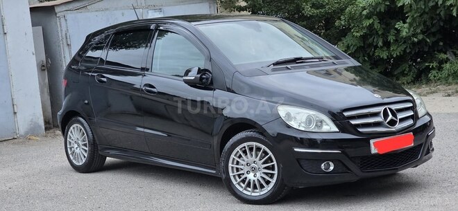 Mercedes B 180-8