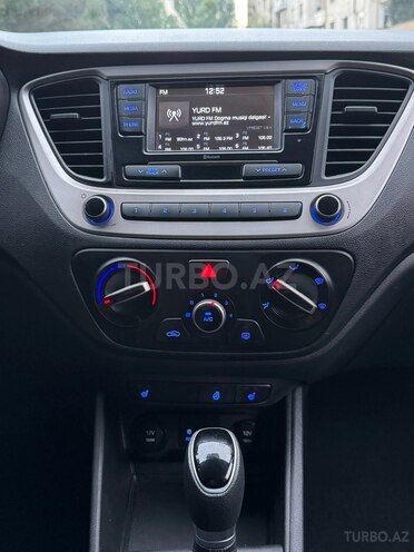 Hyundai Accent-11