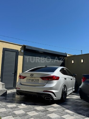 Hyundai Elantra-17
