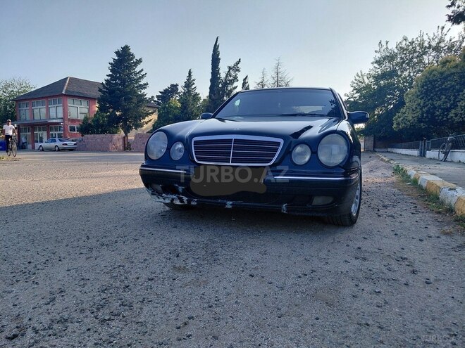 Mercedes E 220-1