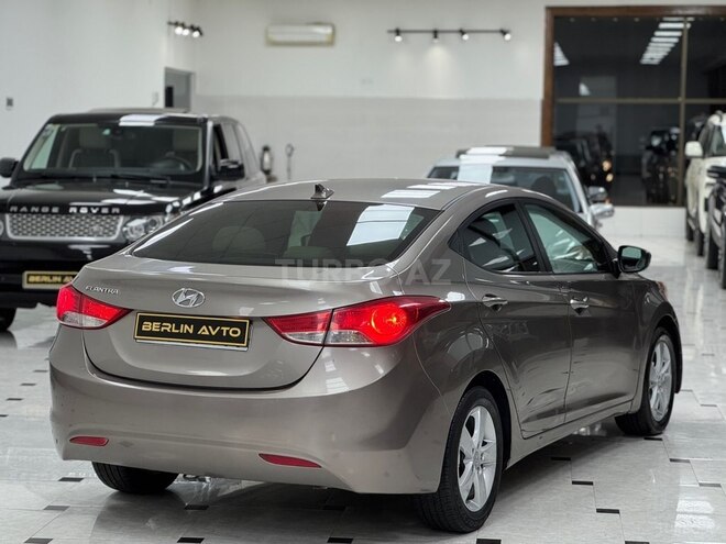 Hyundai Elantra-9