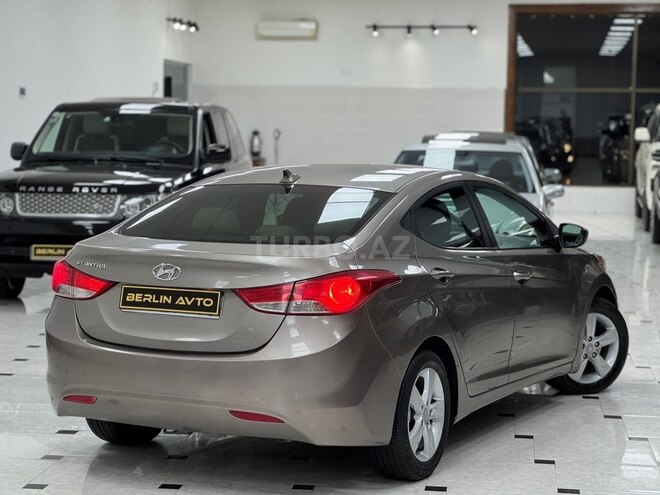 Hyundai Elantra-7