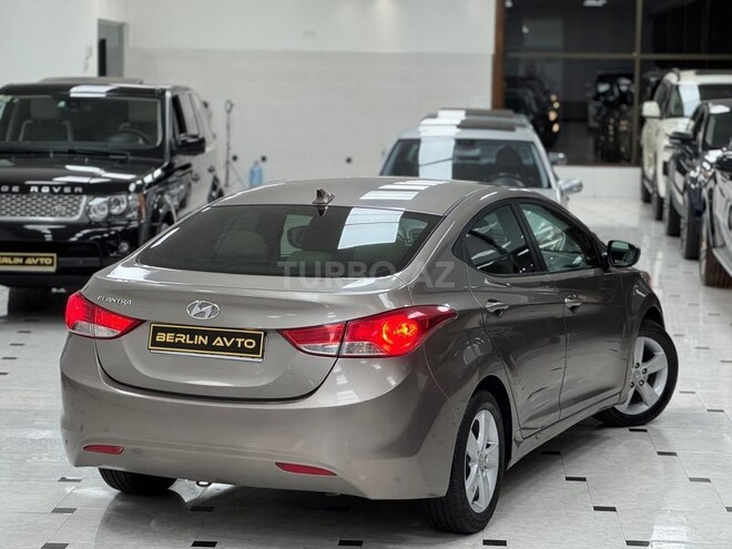 Hyundai Elantra-11