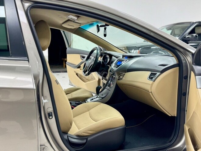 Hyundai Elantra-17